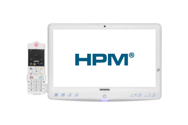 Foto des HiMed Patientenentertainment Systems von SIEMENS mit HPM-Logo auf dem Bildschirm | CLINARIS Geschichte