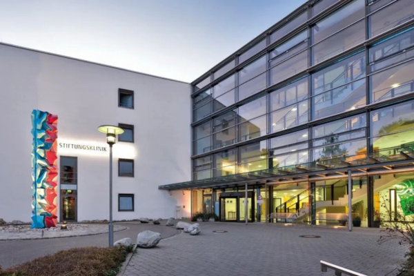 Aussenansicht der Stiftungsklinik Weissenhorn | CLINARIS Geschichte