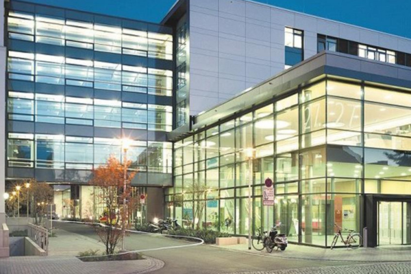 Aussenansicht der Uniklinik Dresden | CLINARIS Geschichte