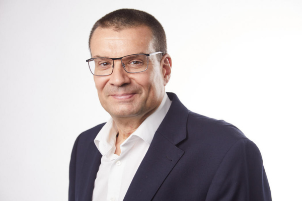 Foto von CLINARIS Geschäftsführer Thorsten Amann in Hemd und Sakko | CLINARIS Geschichte